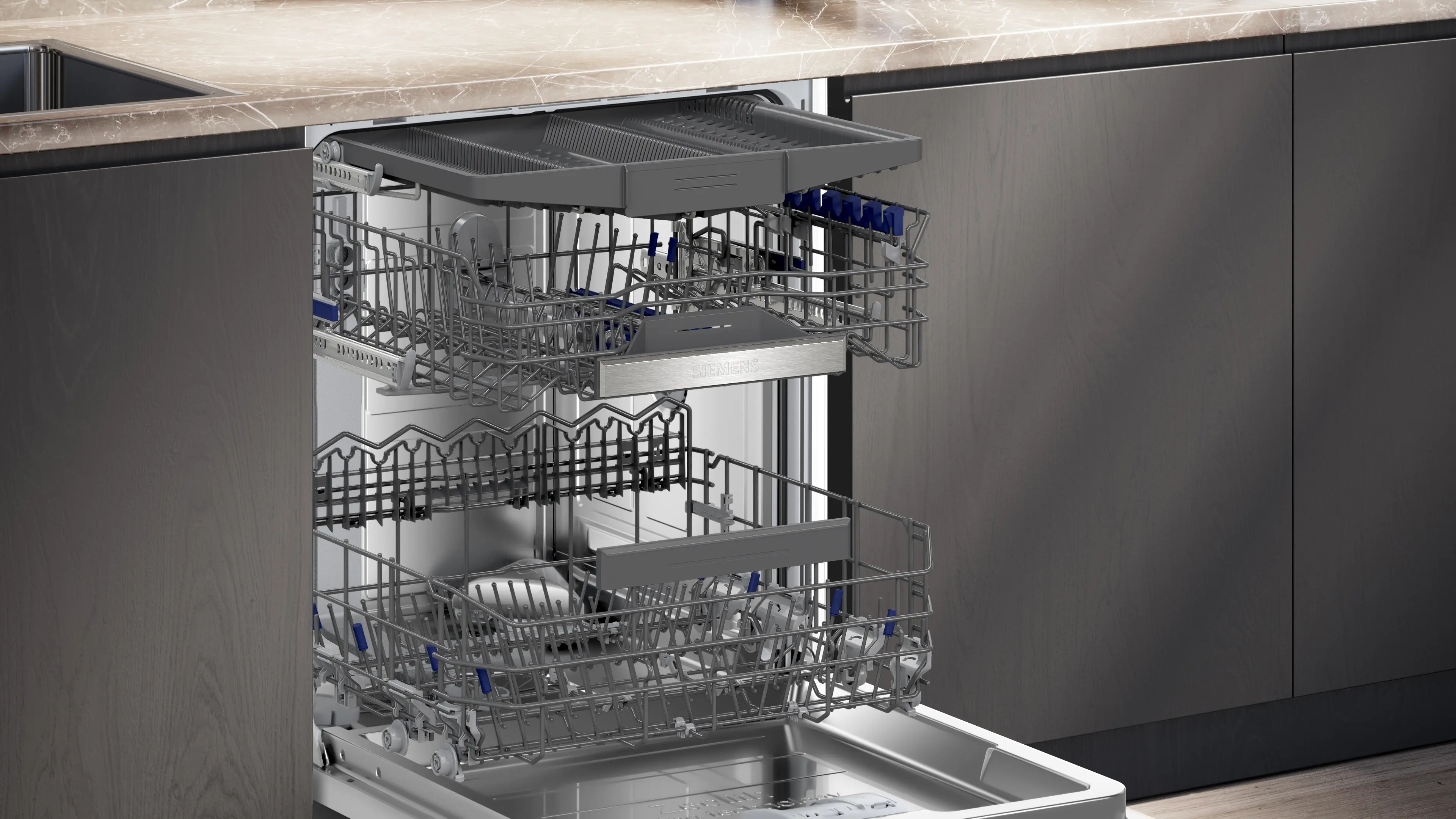 Lavavajillas Siemens abierto con varias bandejas vacías y la bandeja superior extraída en una cocina moderna.