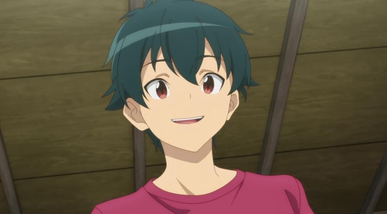 Anime-Junge mit dunkelgrünem Haar und rotem Shirt lächelt freundlich vor einer Holzwand.