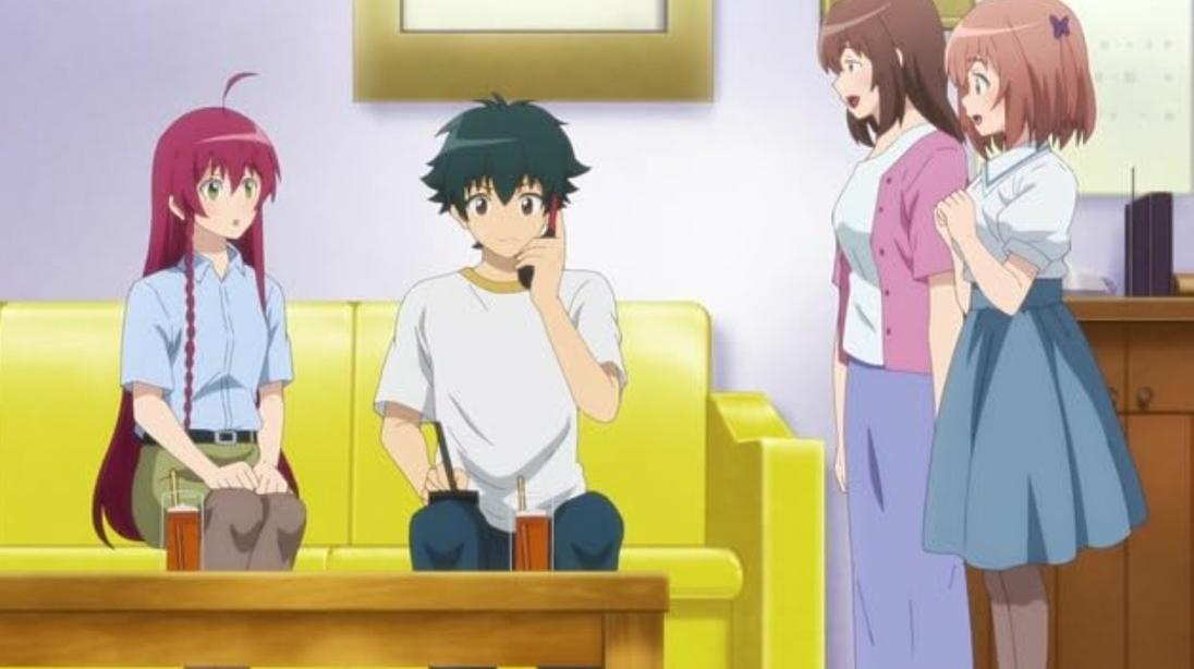 Vier anime-Charaktere in einem Wohnzimmer: ein Junge telefoniert auf einem gelben Sofa neben einem Mädchen mit roten Haaren.
