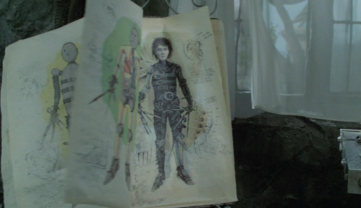 Ein Skizzenbuch zeigt Entwürfe von Edward Scissorhands und Maschinen mit Scherenhänden.