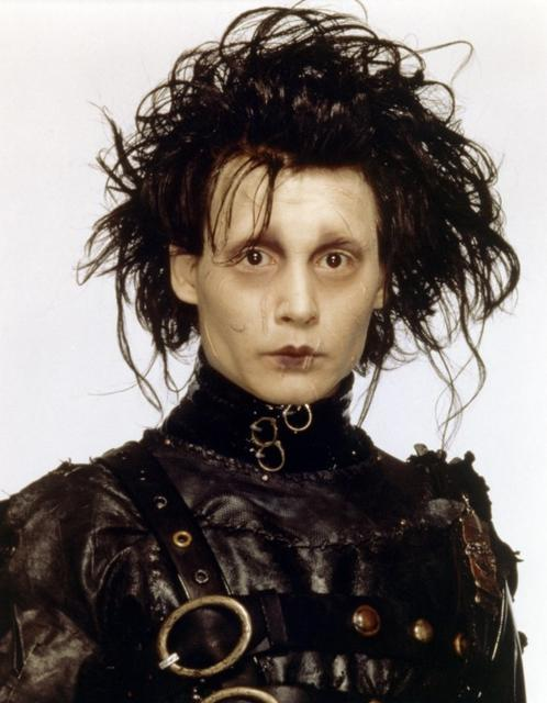 Porträt von Edward mit den Scherenhänden mit wildem Haar, blasser Haut und dunkler Lederkleidung mit Schnallen.