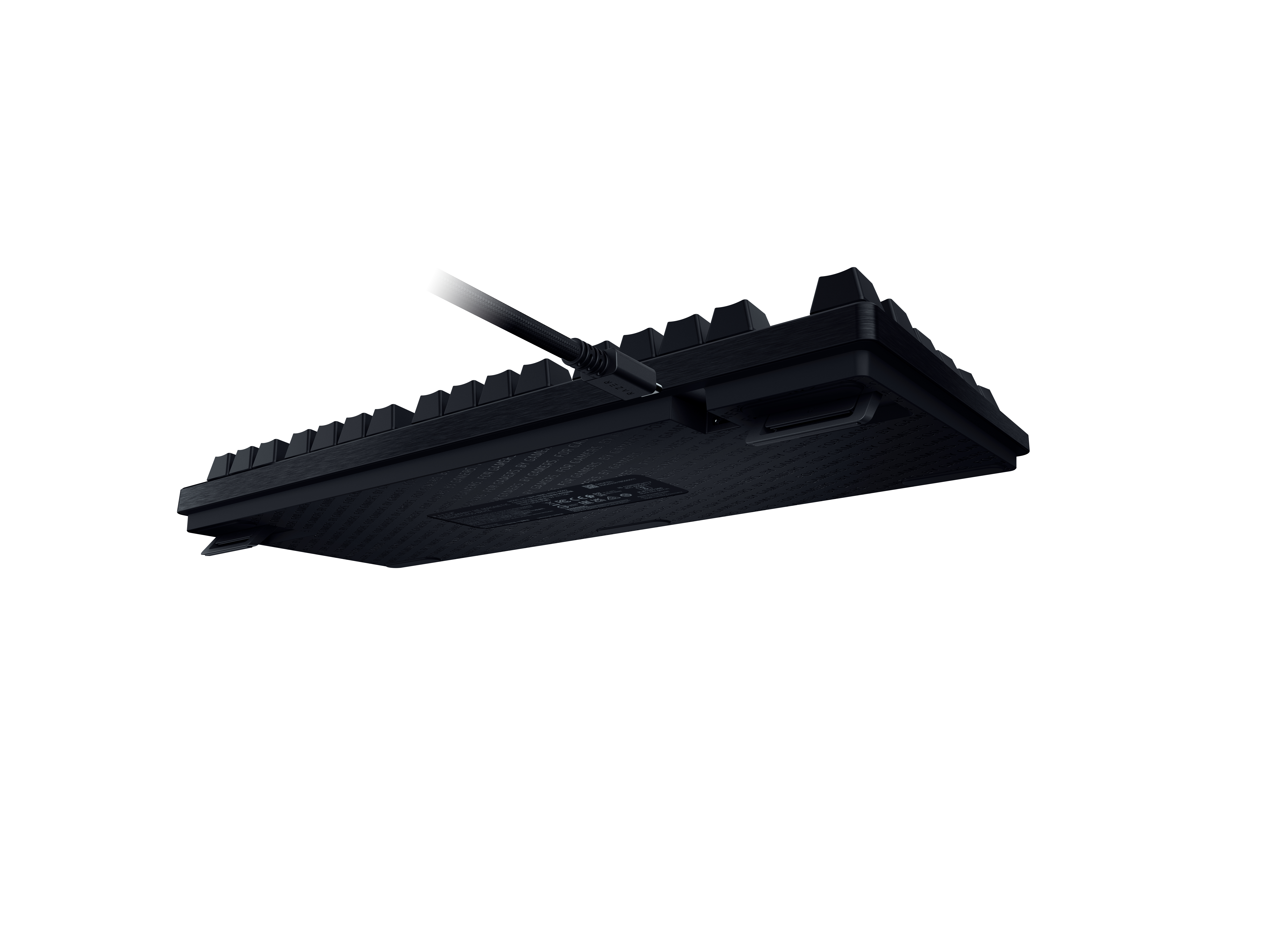 Unterseite einer schwarzen Gaming-Tastatur mit angeschlossenem geflochtenen Kabel.