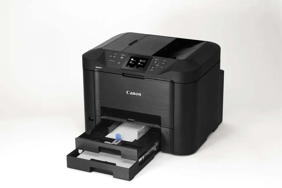 Ein schwarzer Canon Maxify Multifunktionsdrucker mit zwei geöffneten Papierfächern vor einem weißen Hintergrund.