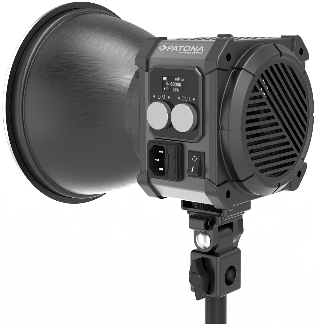 Lumière de studio LED Patona noire avec grand réflecteur sur pied sur fond blanc.