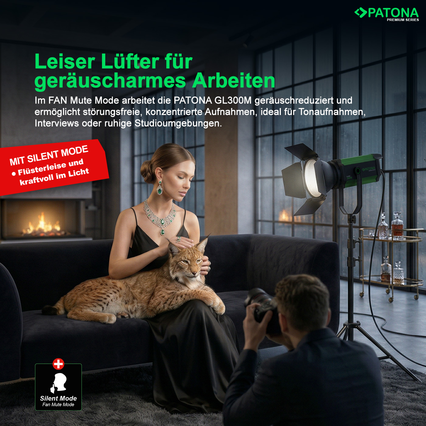 Une femme en robe noire est assise sur un canapé avec un lynx, tandis qu'un photographe prend des photos avec un éclairage de studio.