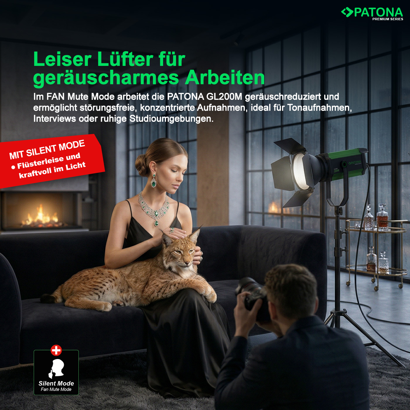 Une femme en robe noire tenant un lynx sur ses genoux dans un studio, photographiée par un homme.