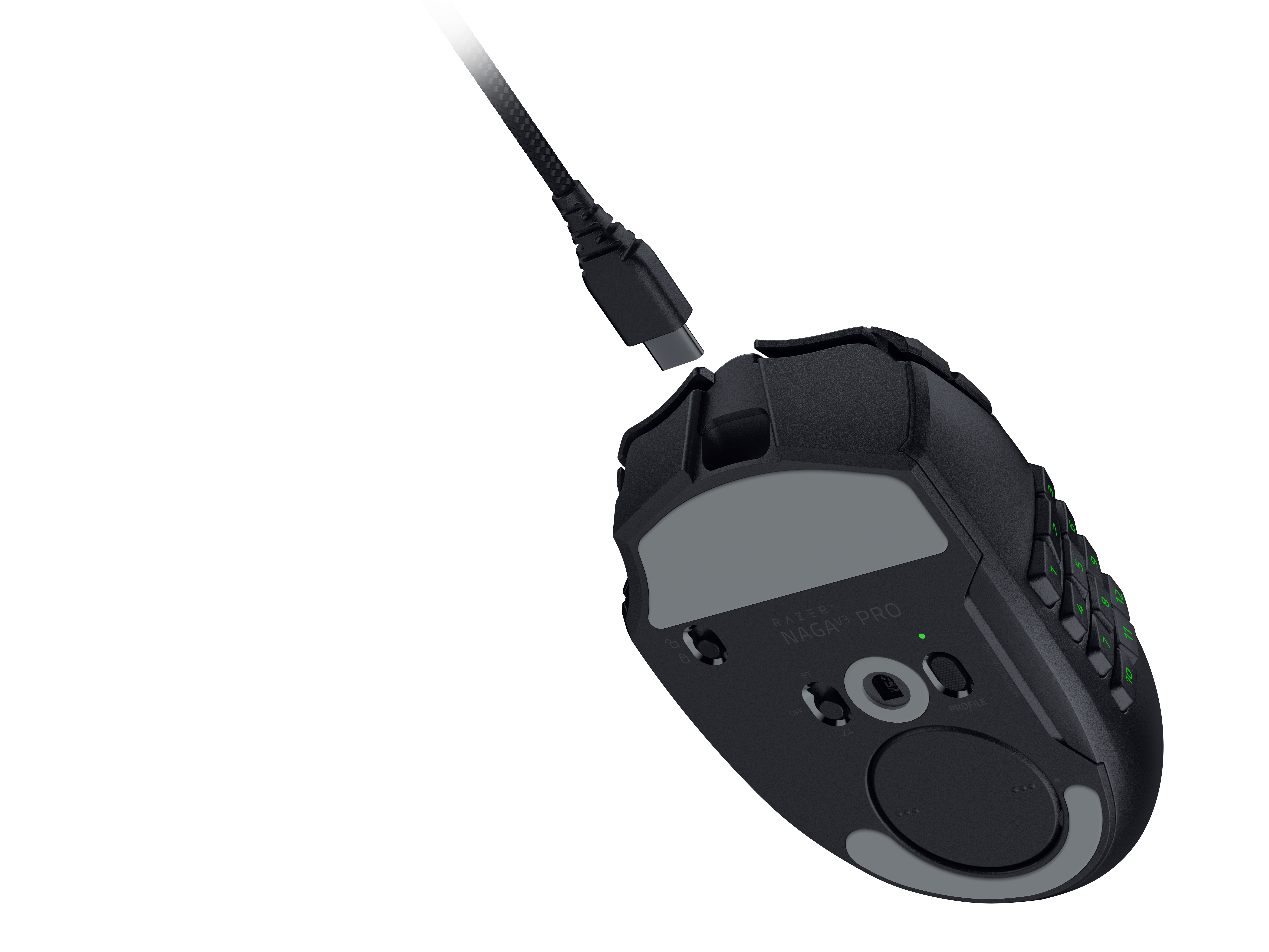 Die Unterseite einer schwarzen Razer Naga V3 Pro Gaming-Maus mit angeschlossenem USB-Kabel und seitlichen Tasten.