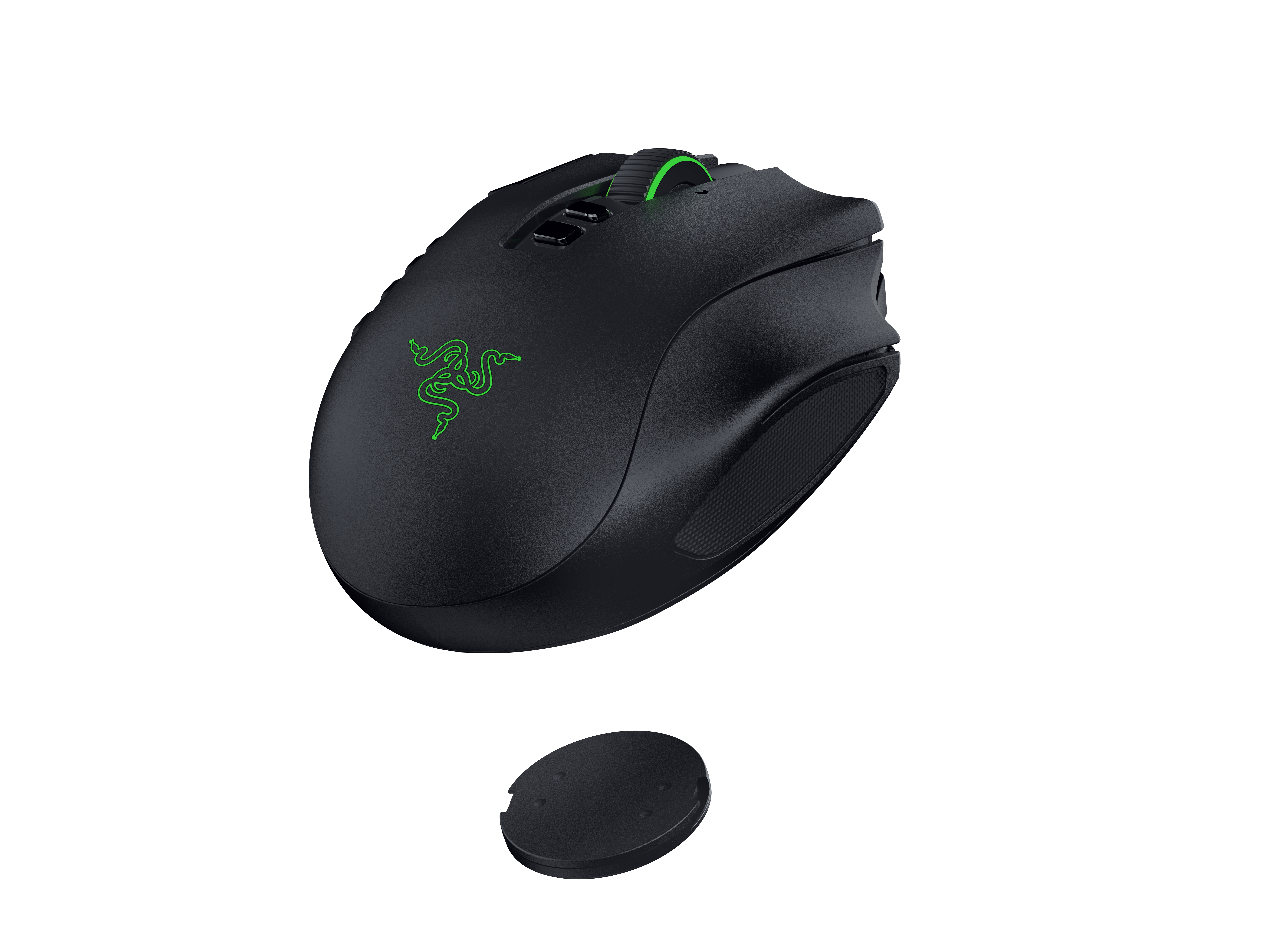 Eine schwarze kabellose Gaming-Maus mit grünem Logo und Scrollrad, dazu ein kleiner runder Deckel auf weißem Grund.