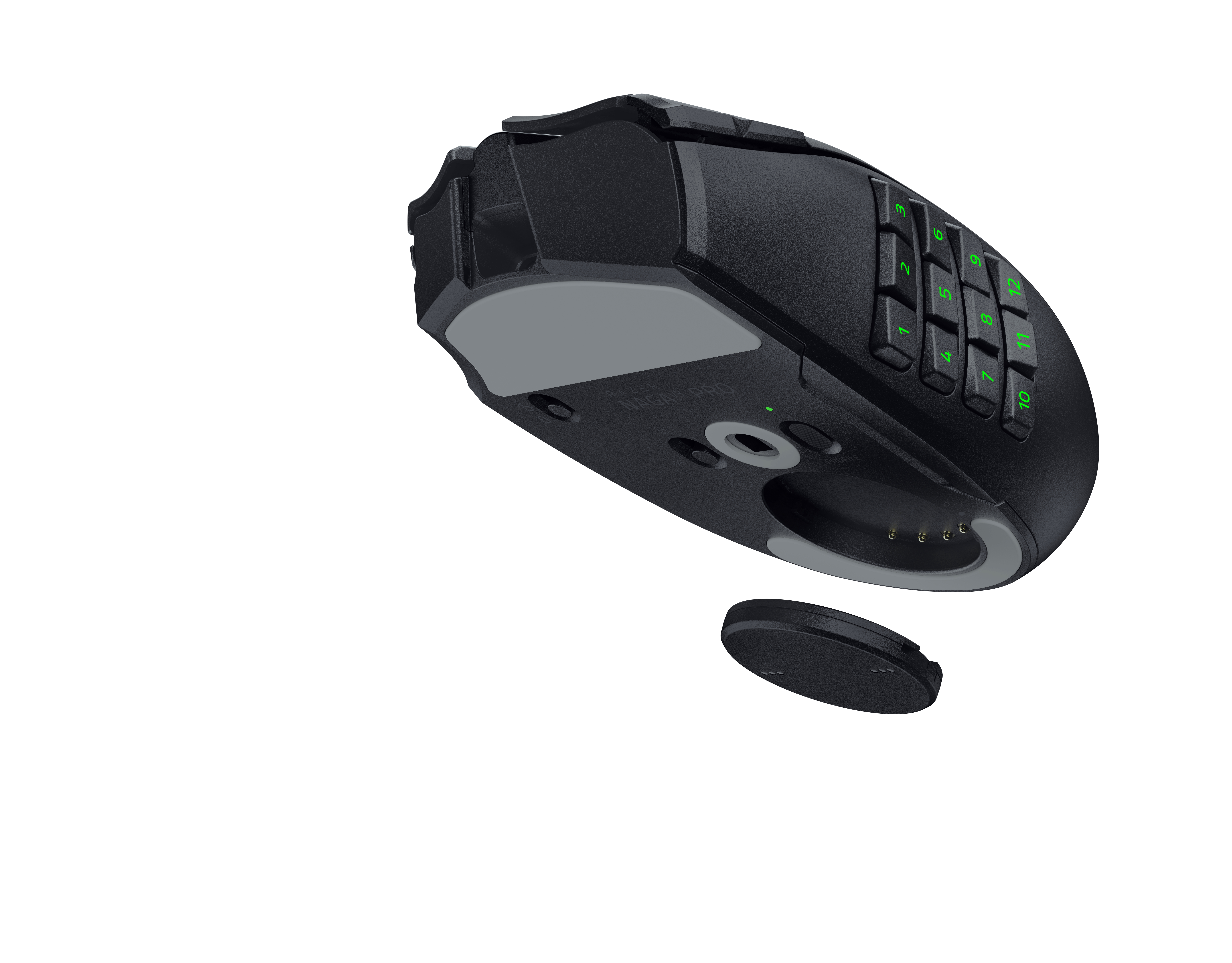 Unterseite einer schwarzen kabellosen Gaming-Maus mit abnehmbarer runder Kappe und Seitentasten.
