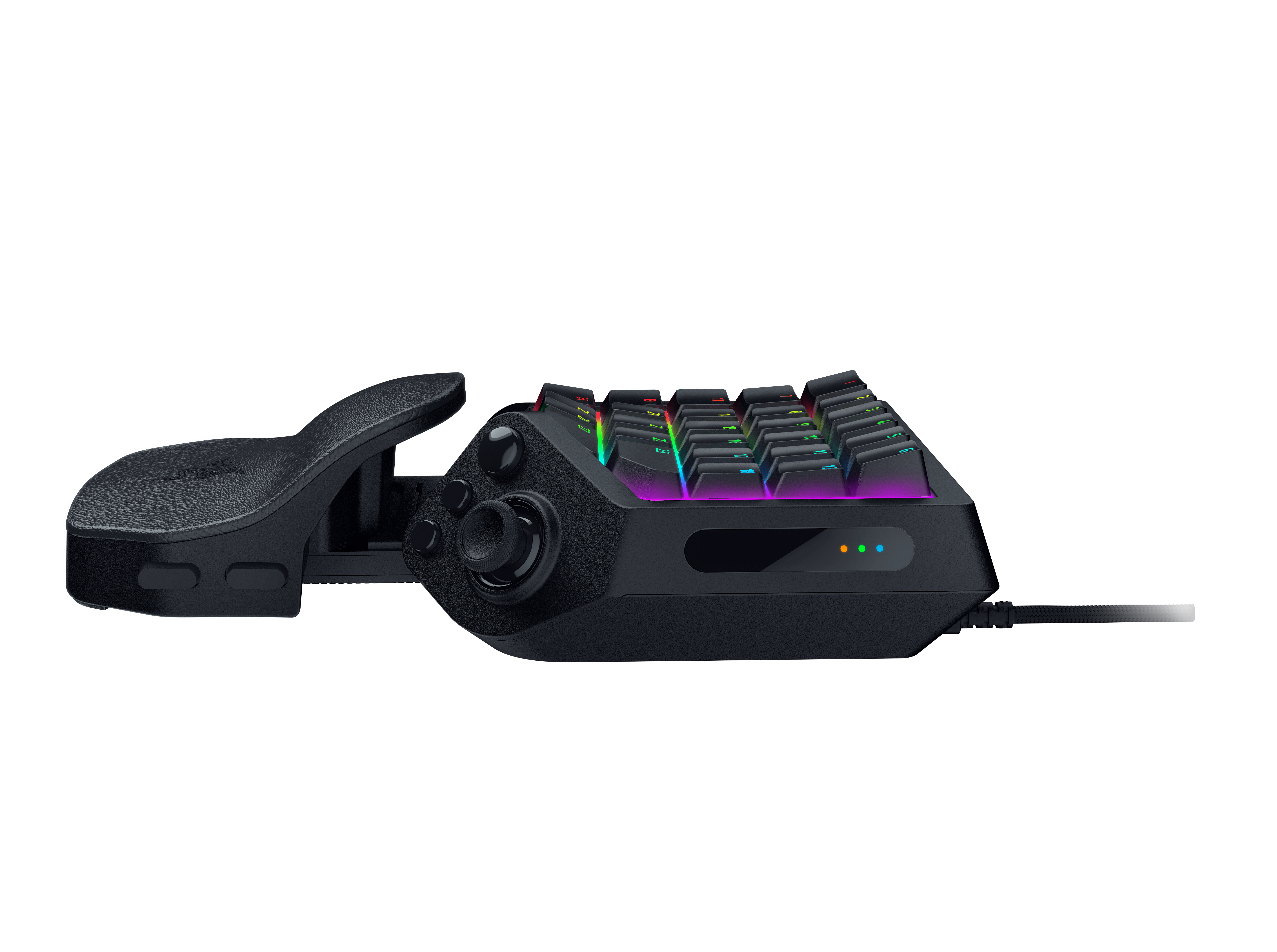 Ein schwarzes Gaming-Keypad mit bunten RGB-Leuchttasten, Handballenauflage und einem Daumen-Joystick auf weißem Hintergrund.