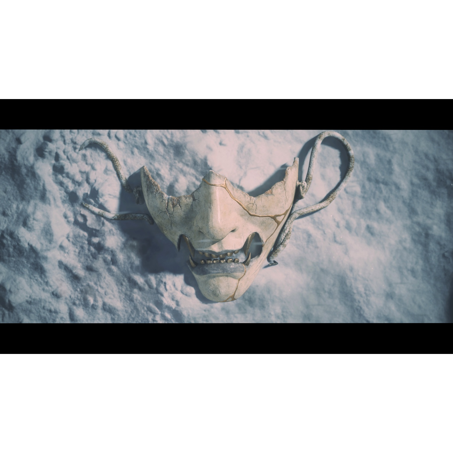 Een witte, verouderde Hannya-masker met gouden accenten en riemen rust op sneeuw.