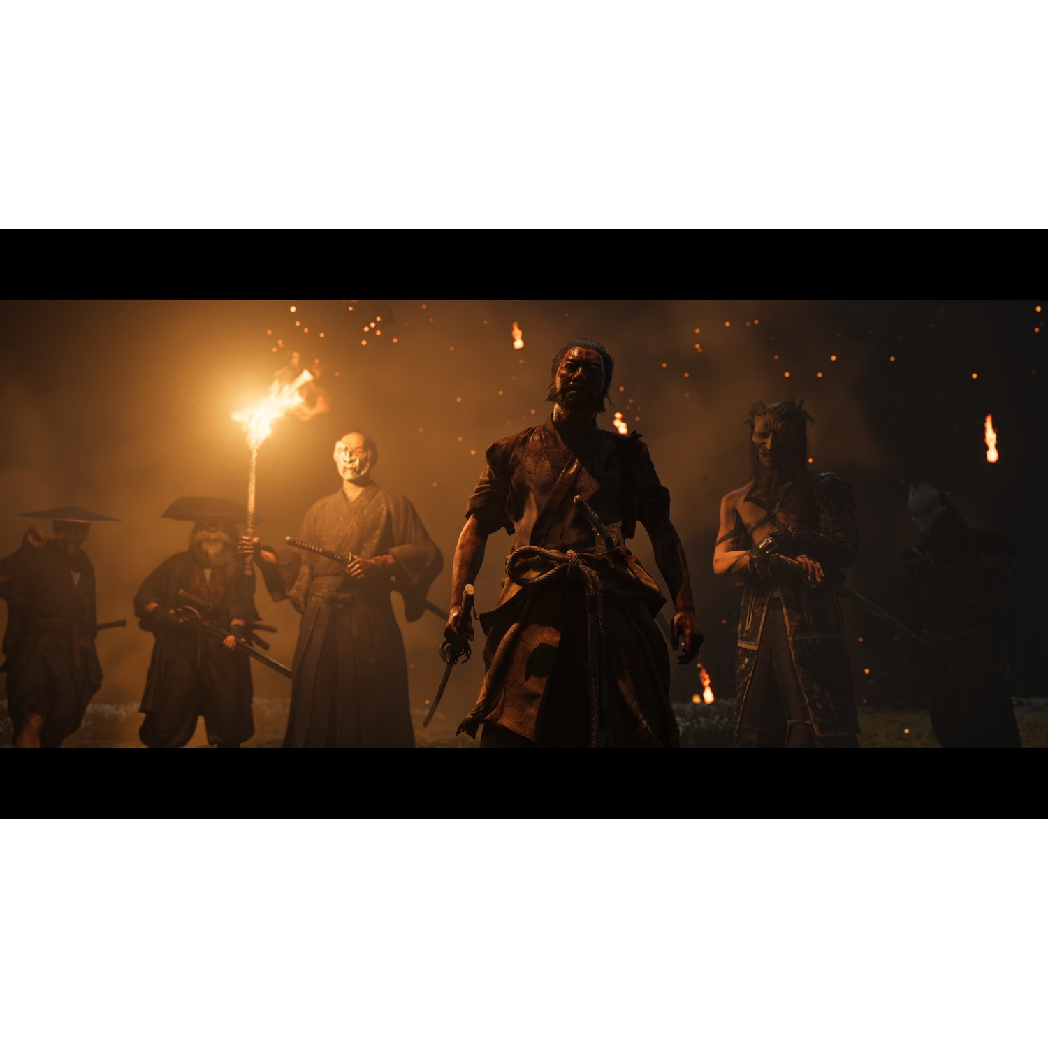 Zes samurai staan in de warme gloed van fakkels 's nachts, met zwaarden in hun handen.
