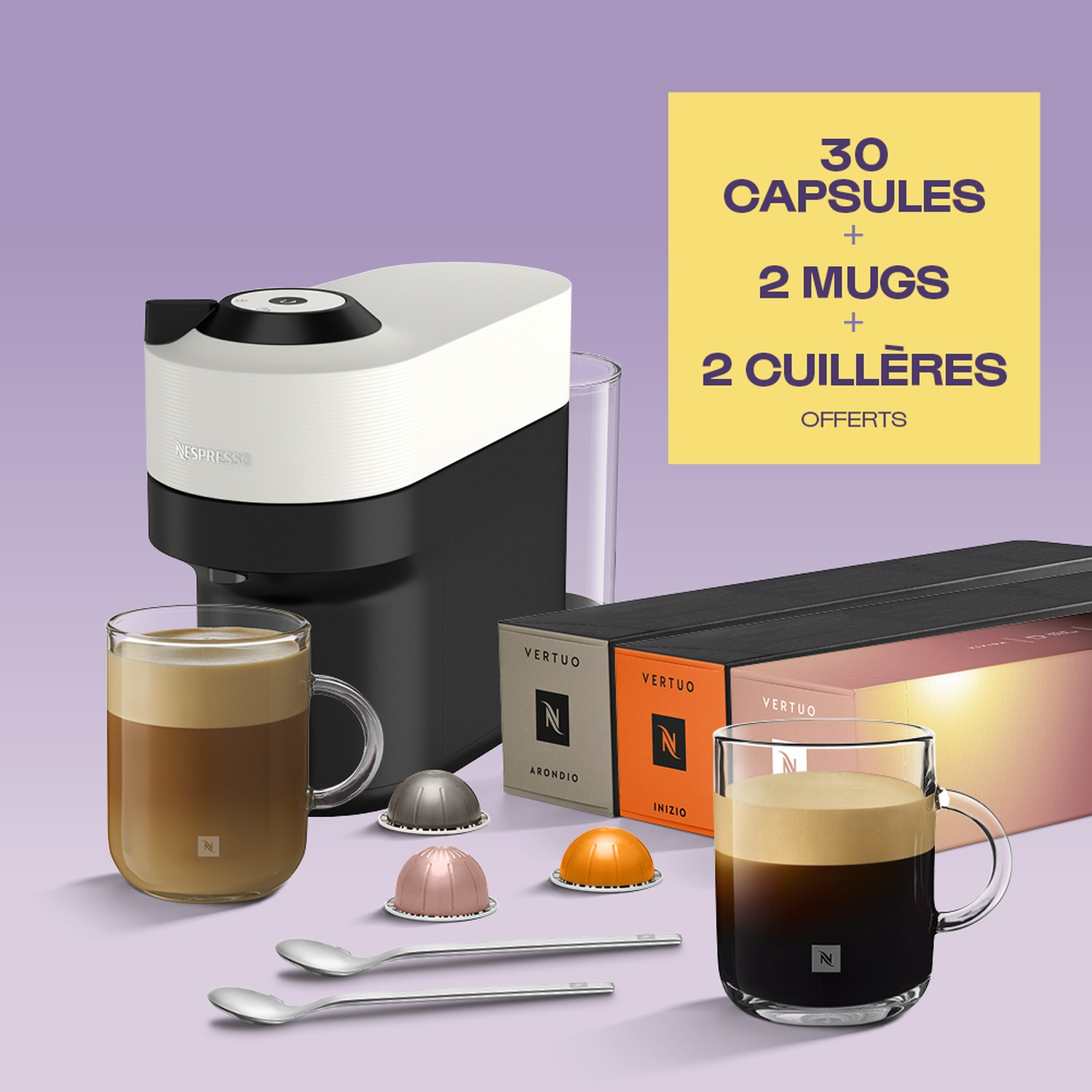 Cafetière Nespresso, capsules de café, deux tasses de café et deux cuillères sur fond violet.