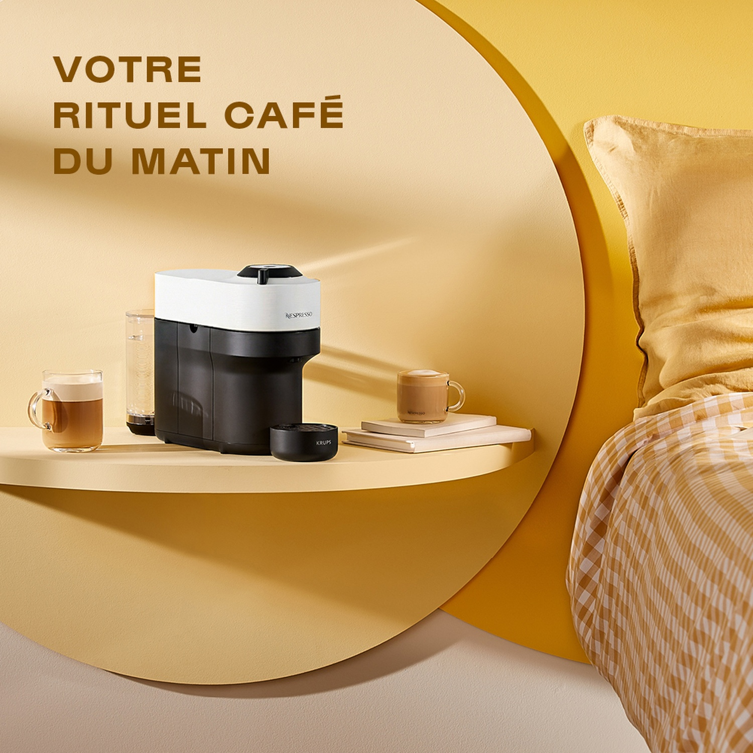 Une machine à café avec deux tasses de café sur une étagère près d'un lit.