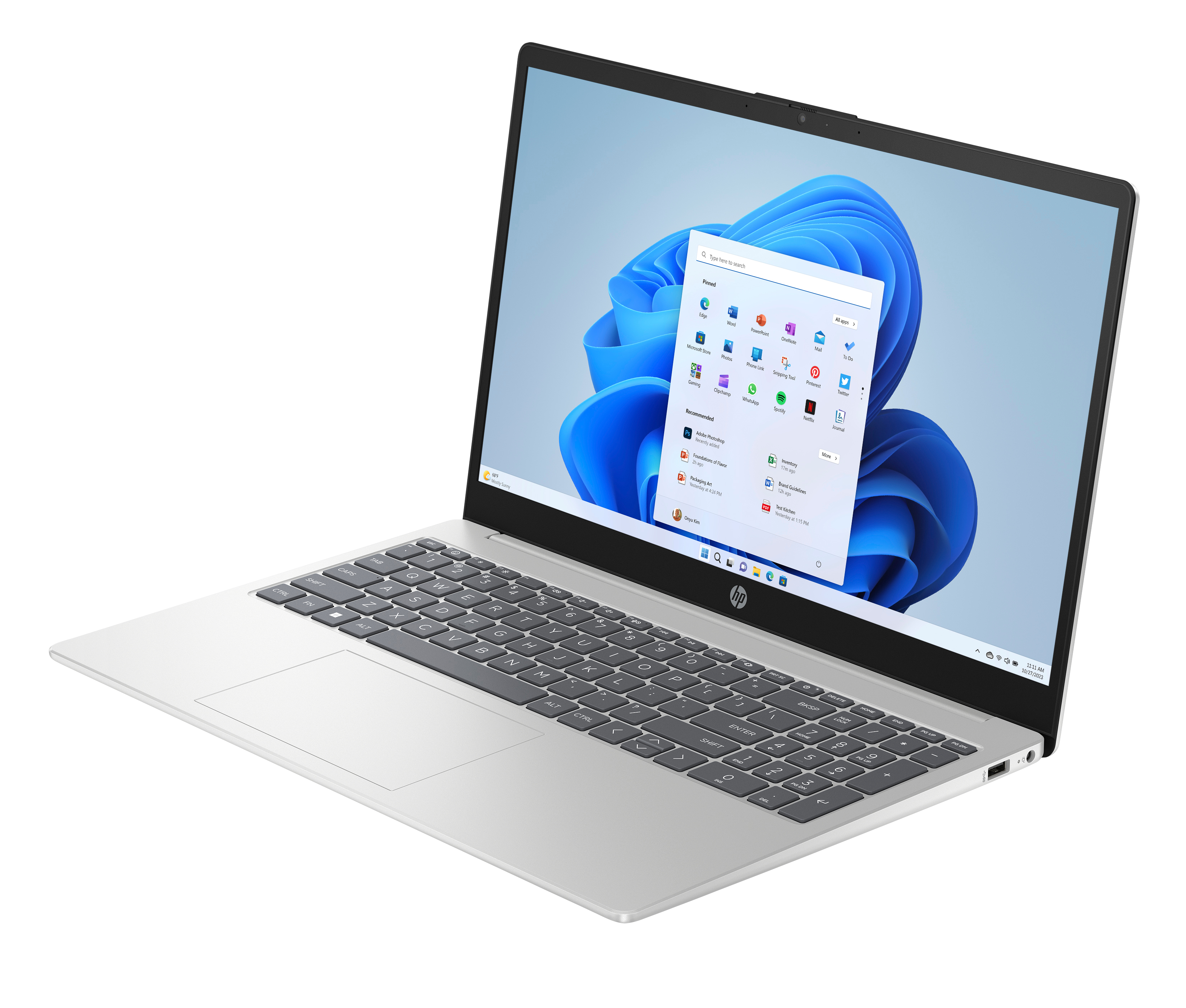 Una laptop plateada con teclado negro y el menú de inicio de Windows 11 en su pantalla azul.