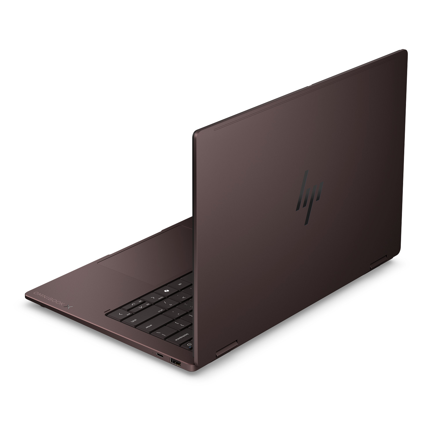 Un ordenador portátil HP Omnibook X oscuro se inclina sobre una superficie blanca, mostrando su logotipo.