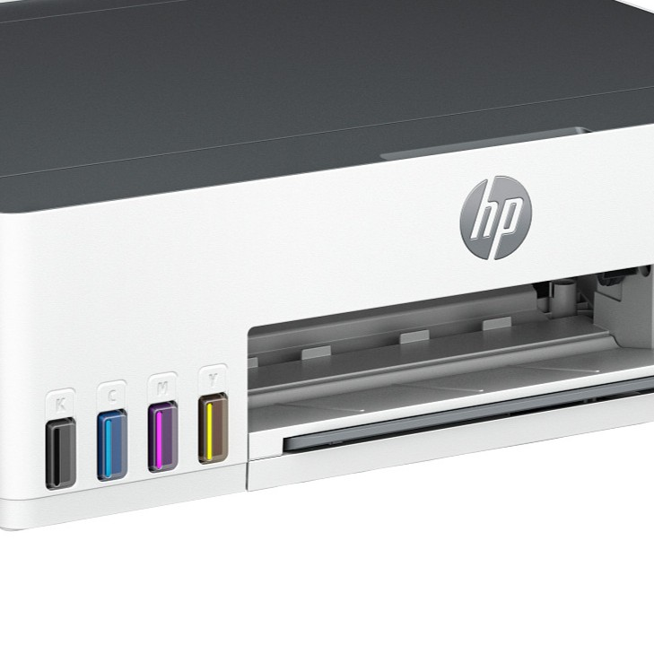 Una impresora HP blanca con tanques de tinta visibles en negro, cian, magenta y amarillo en el panel frontal.