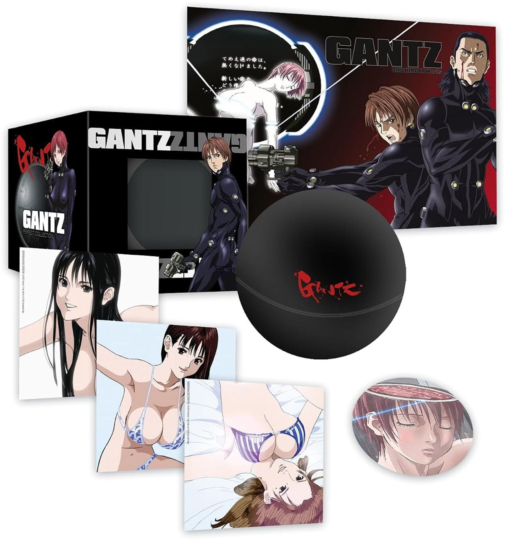 Gantz Anime-Merchandise-Kollektion mit einer schwarzen Kugel, Kunstdrucken, einer Box und Charakteren in schwarzen Anzügen.