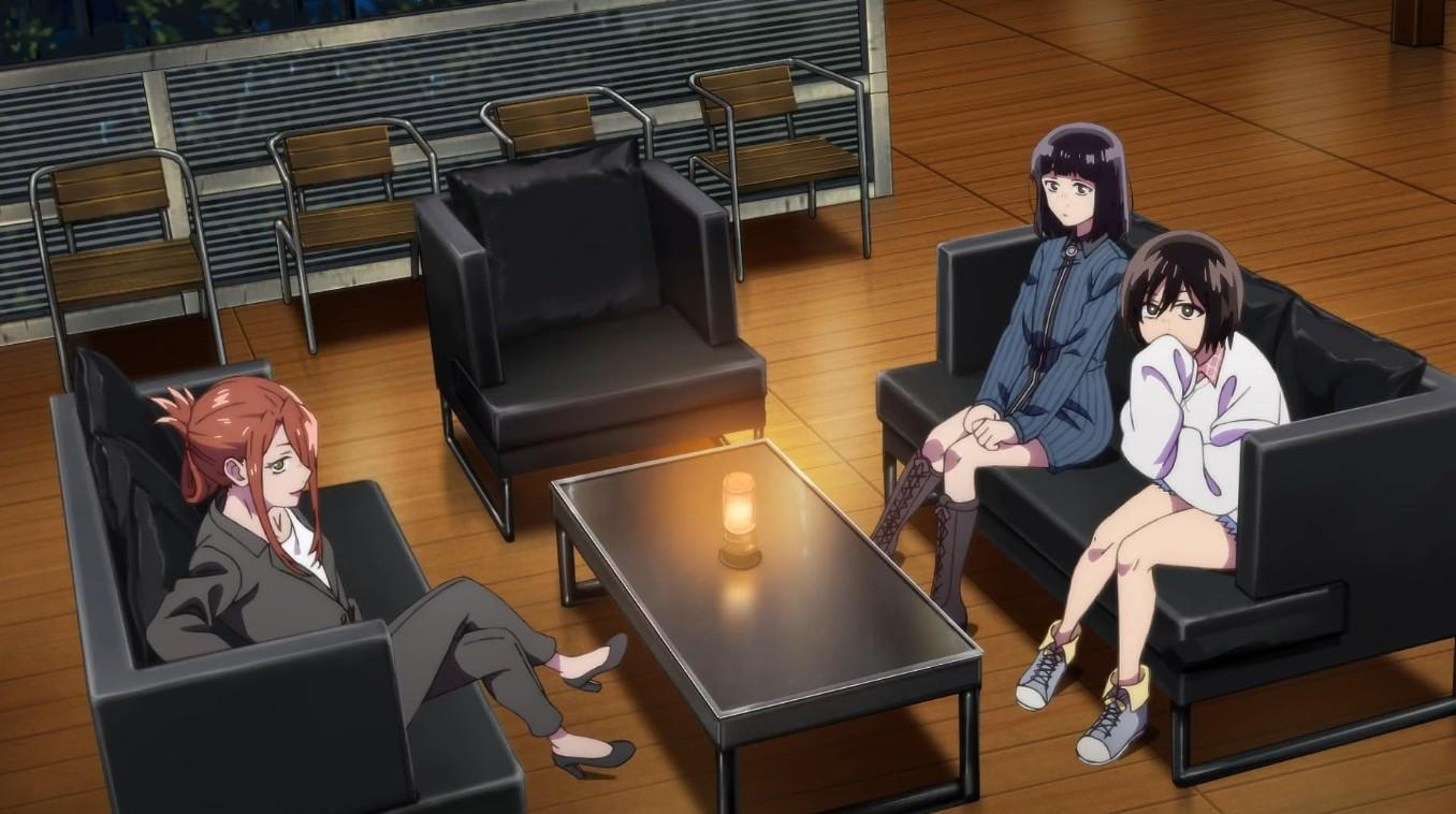 Drei Anime-Mädchen sitzen in einer modernen Lounge auf schwarzen Sesseln und unterhalten sich an einem Tisch mit Lampe.