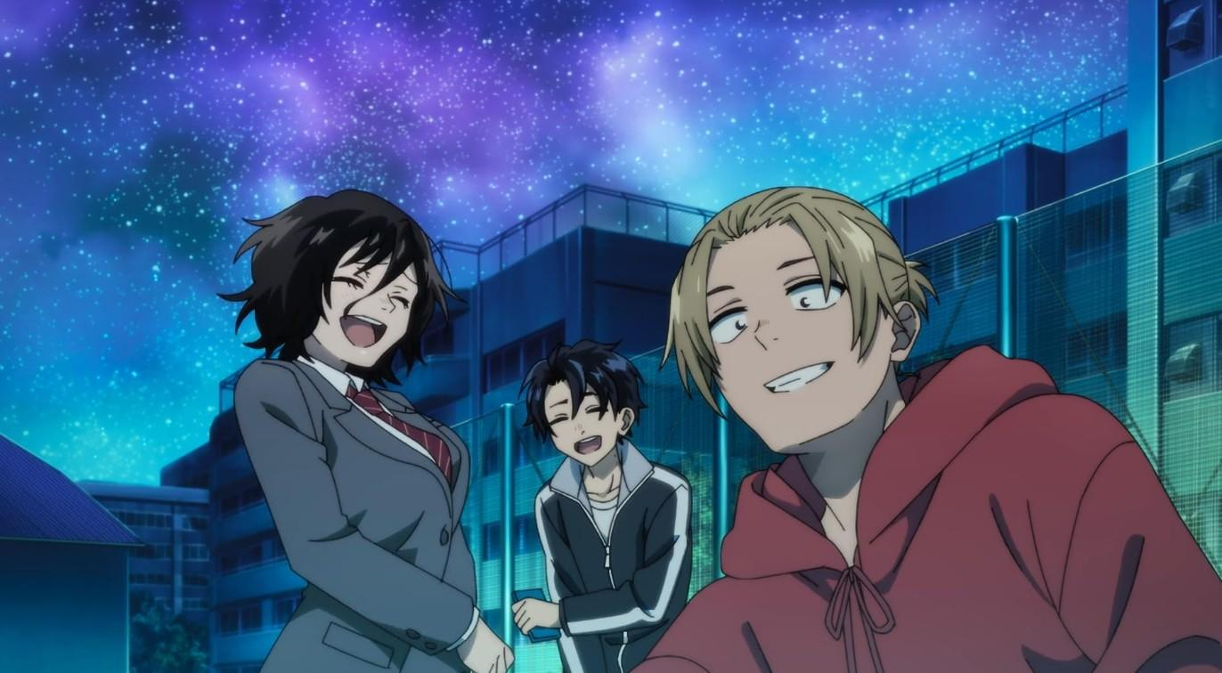 Drei Anime-Schüler lachen nachts draußen zusammen, mit einem sternenklaren lila Himmel und Gebäuden im Hintergrund.