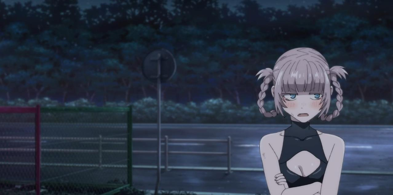 Ein blondes Anime-Mädchen mit Zöpfen und geröteten Wangen steht nachts verschränkt vor einer Hecke.