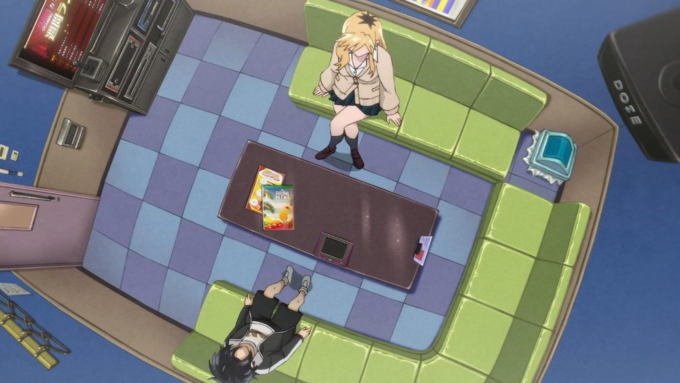 Eine Anime-Szene mit einem Mädchen auf einem grünen Sofa und einem Jungen auf einem anderen, dazwischen ein Tisch.