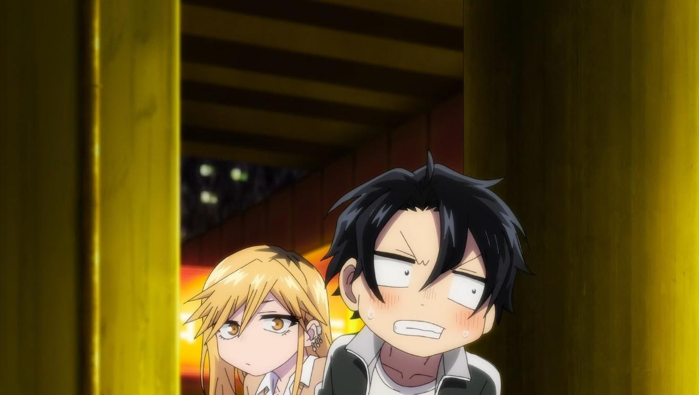 Ein blondes Mädchen und ein panischer Junge mit schwarzem Haar stehen zwischen Holzpfeilern.