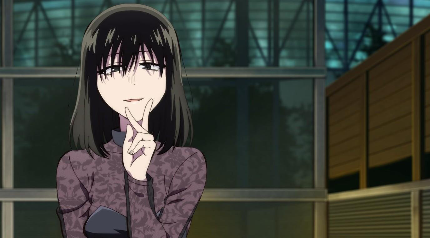Ein Anime-Mädchen mit schwarzen Haaren und einem gemusterten lila Oberteil macht ein Friedenszeichen vor einem Fenster.