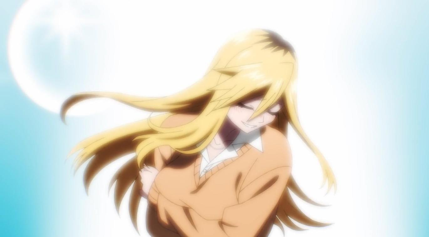 Eine blonde Anime-Frau lächelt vor einem hellen, sonnigen Hintergrund.