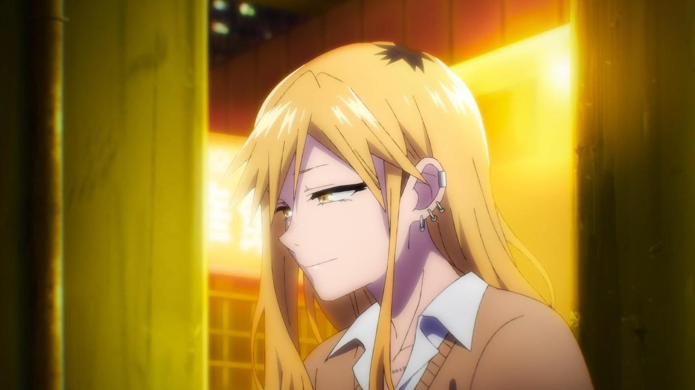 Anime-Mädchen mit blonden Haaren und Ohrringen lächelt vor einer gelben Wand.