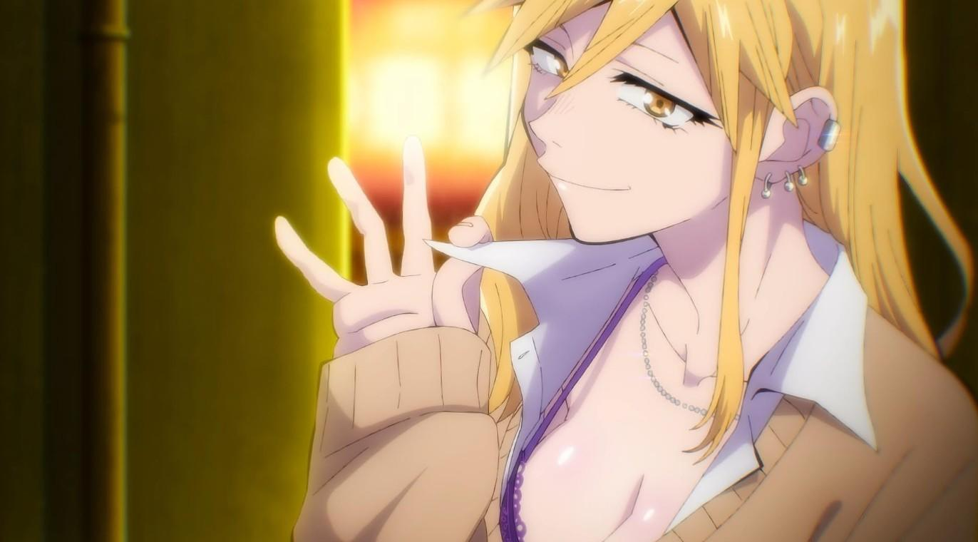 Anime-Frau mit blonden Haaren, weißem Hemd und beiger Strickjacke lächelt und zeigt ein Friedenszeichen.