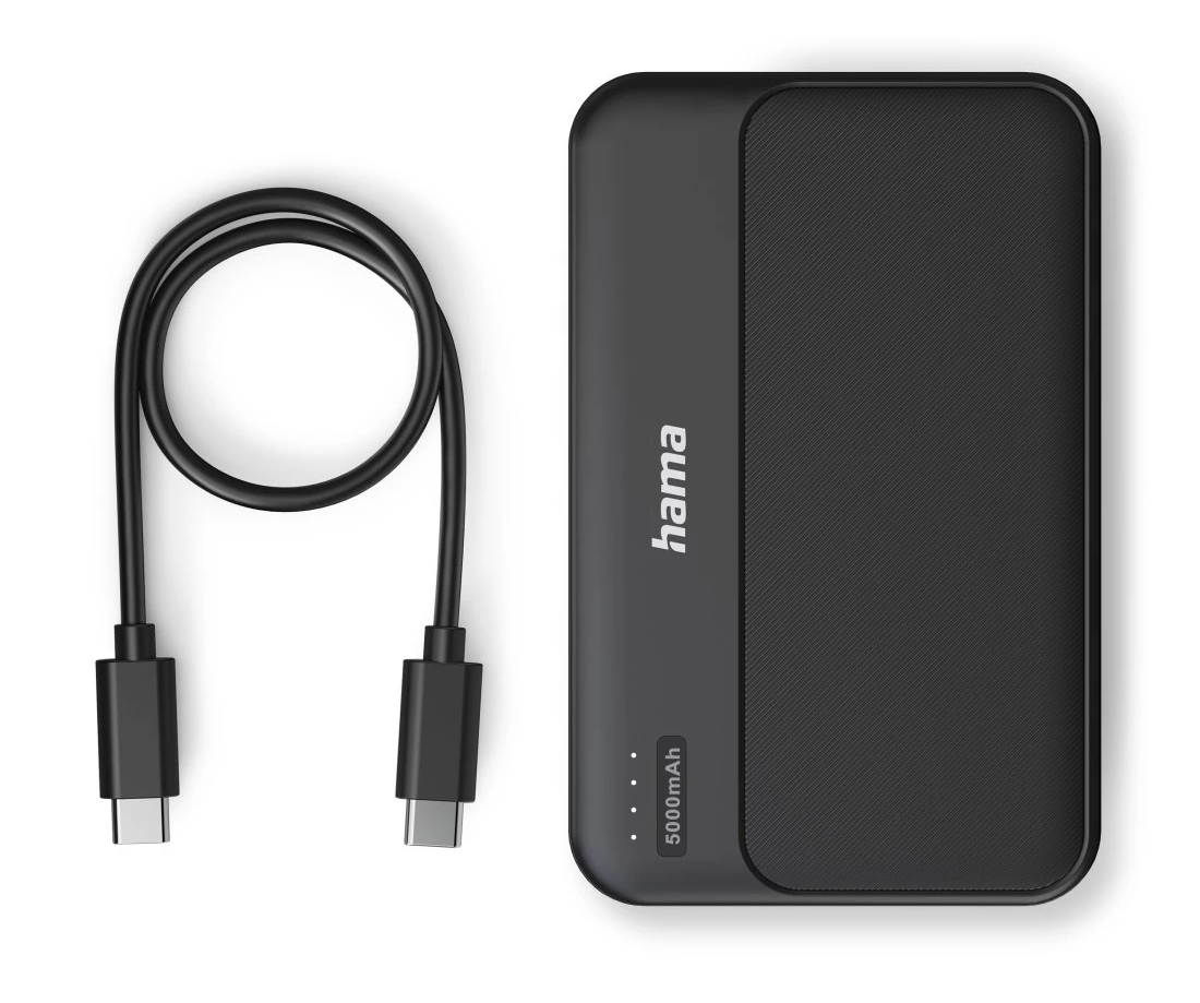 Czarny powerbank Hama o pojemności 5000 mAh i pasujący kabel USB-C na białym tle.