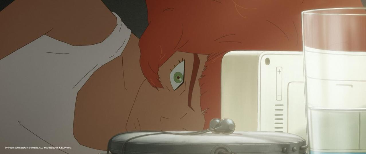 Eine Anime-Figur mit roten Haaren blickt mit großen grünen Augen nach unten, im Vordergrund stehen Kopfhörer.