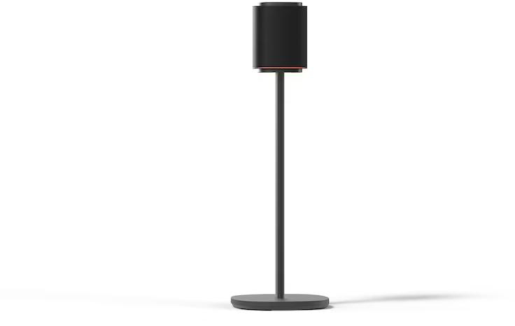 Eine schwarze Stehlampe mit zylindrischem Schirm und dünnem Stab auf rundem Sockel vor weißem Hintergrund.