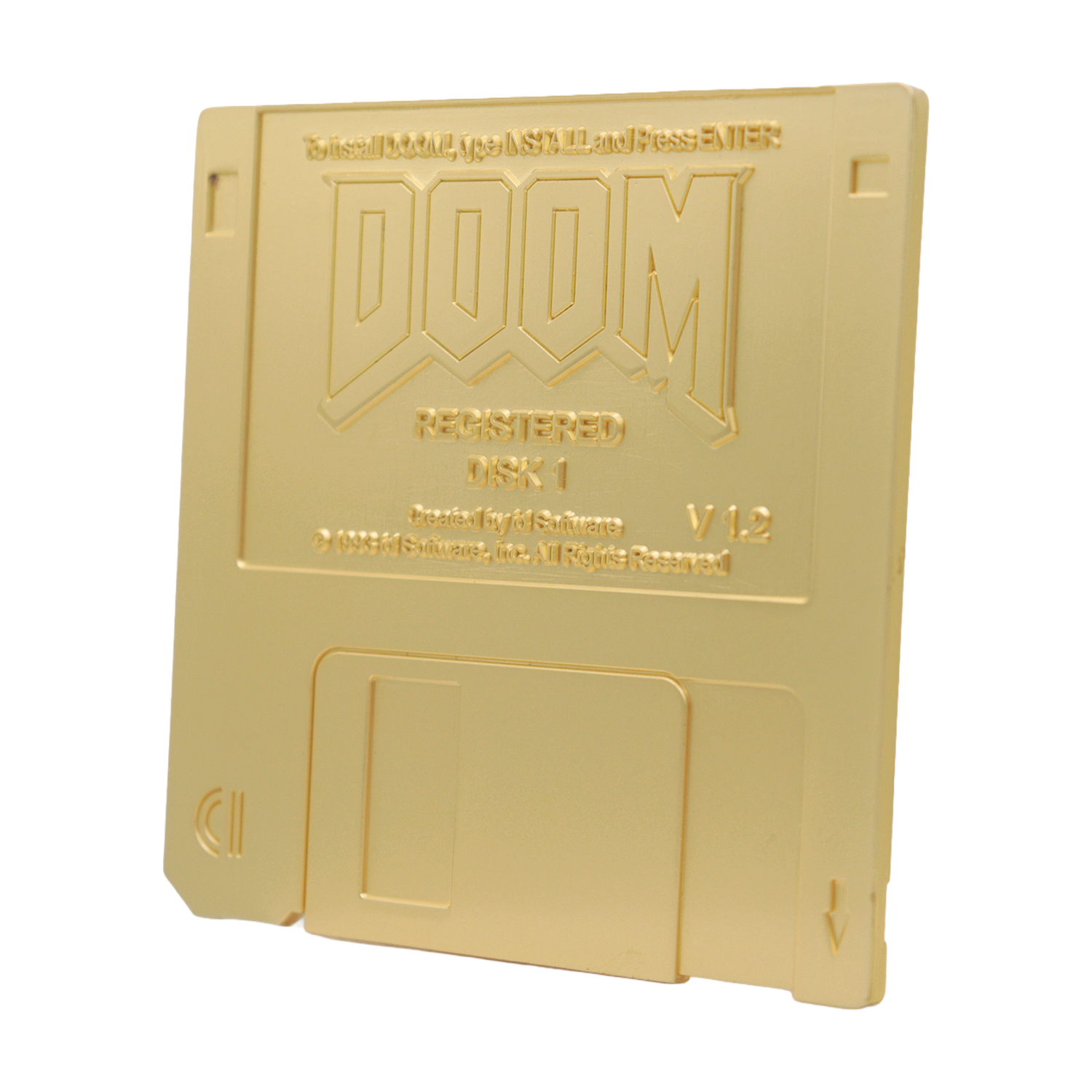 Una funda de disquete de 3.5 pulgadas dorada con el logotipo de DOOM en relieve sobre fondo negro.