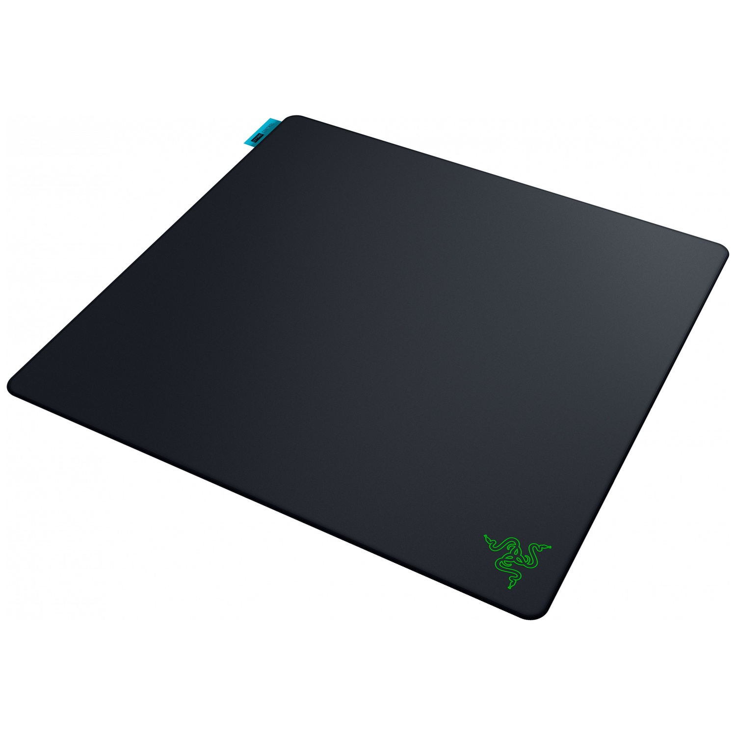 Een zwarte muismat met afgeronde hoeken, een klein groen logo en een blauw label.