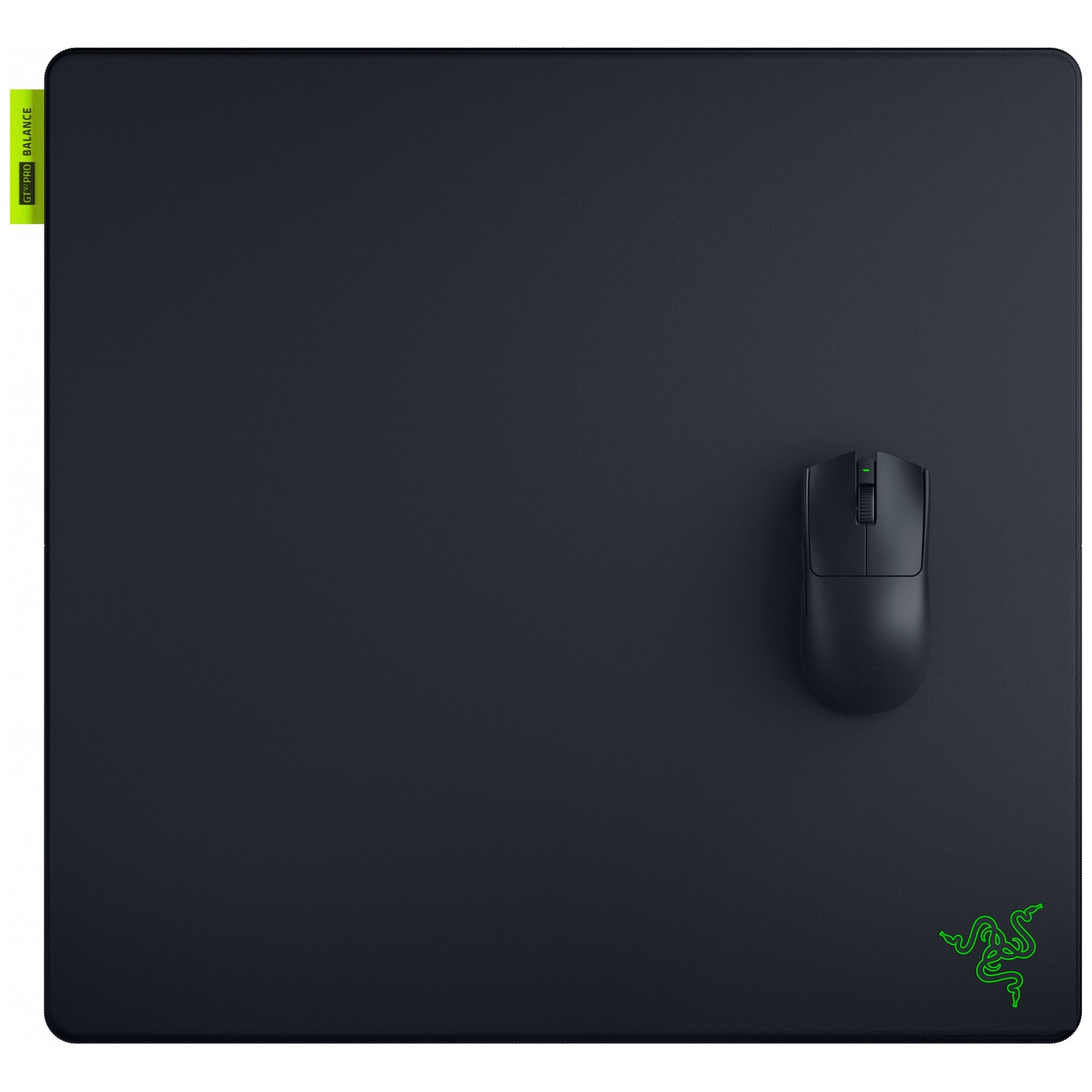 Een zwarte computermaus ligt op een grote zwarte muismat met een groen logo.
