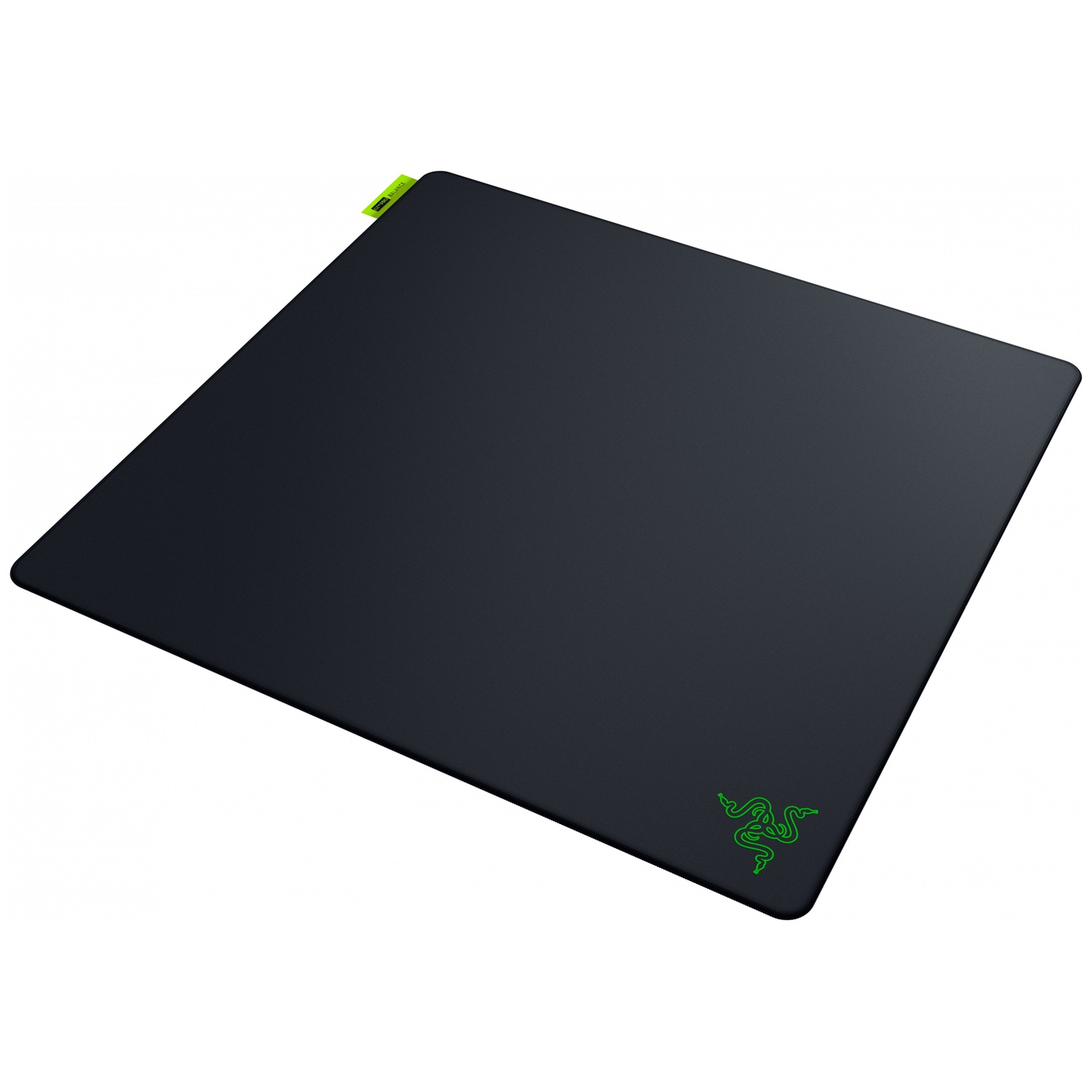 Een zwarte Razer-muismat met een groen logo in de rechterhoek en een klein groen label.