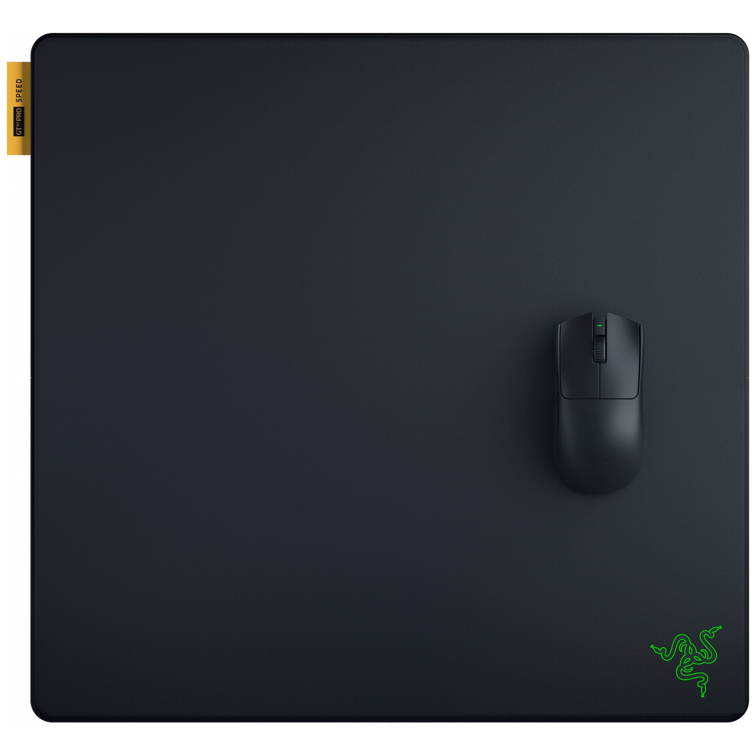Een zwarte muismat met een zwarte muis en groen logo.