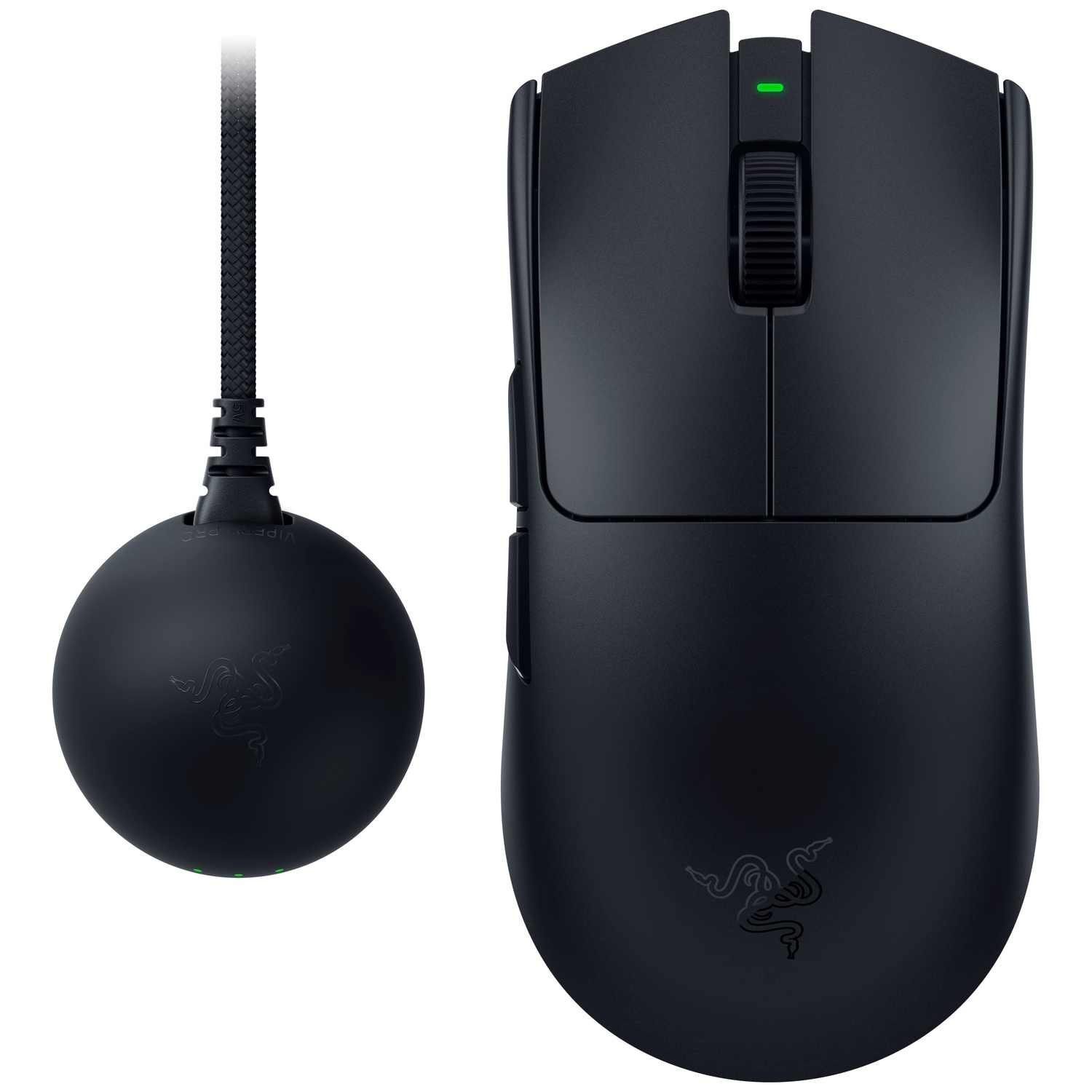 Zwarte draadloze gamingmuis met muis en oplaadstation op een witte achtergrond.