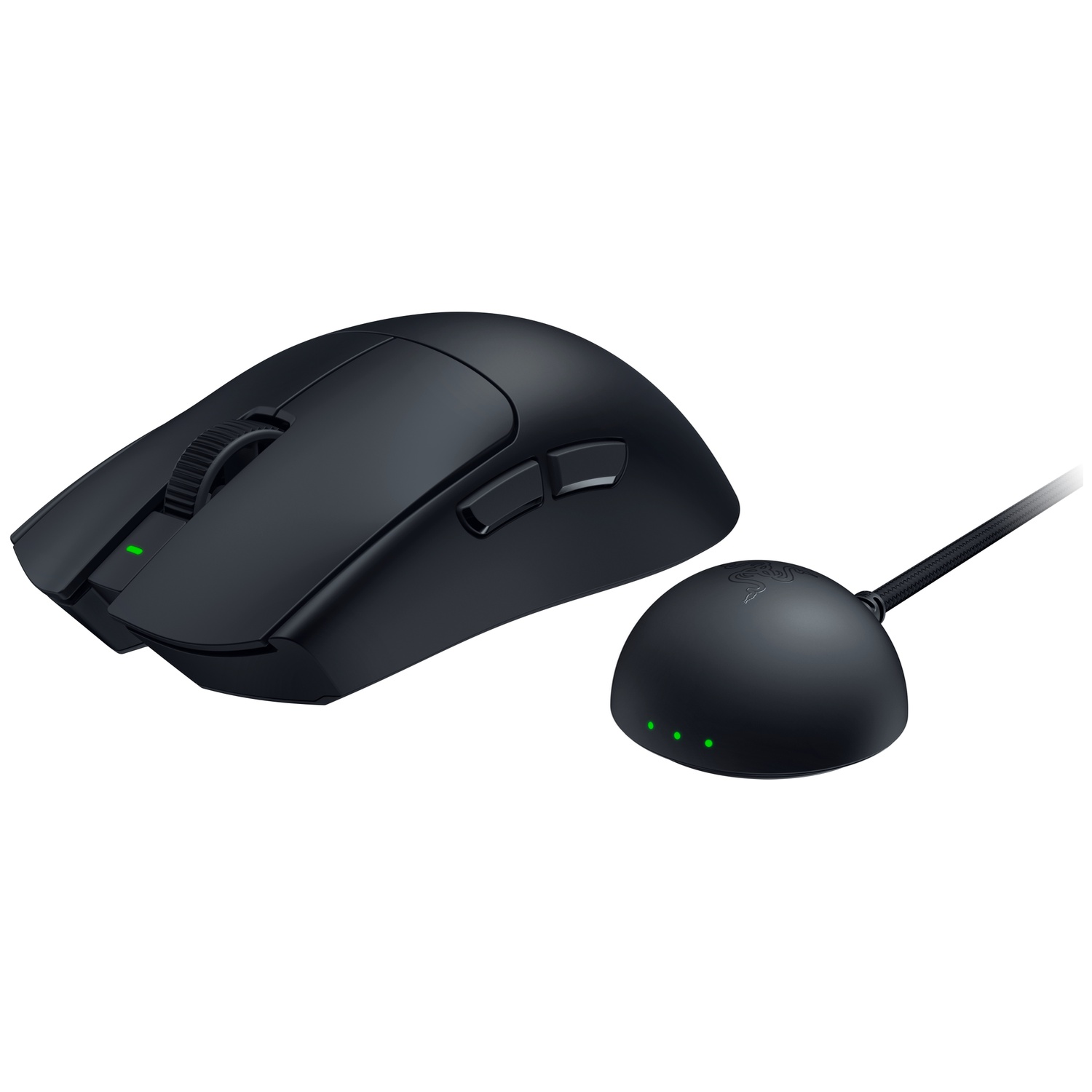 Zwarte draadloze gamingmuis met scrollwiel en oplaadstation met groene led's op witte achtergrond.