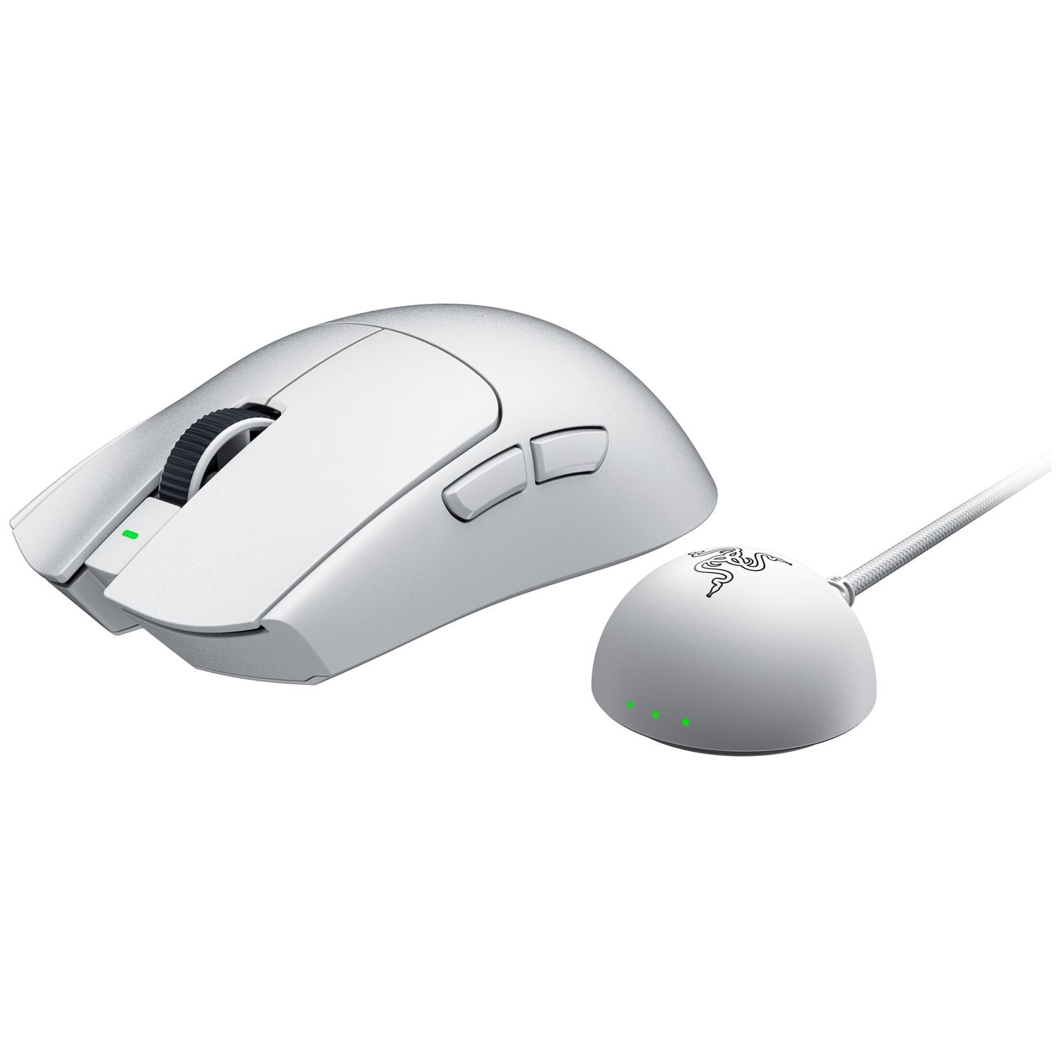 Een witte draadloze gamingmuis met zijknoppen en een rond oplaadstation op een witte achtergrond.