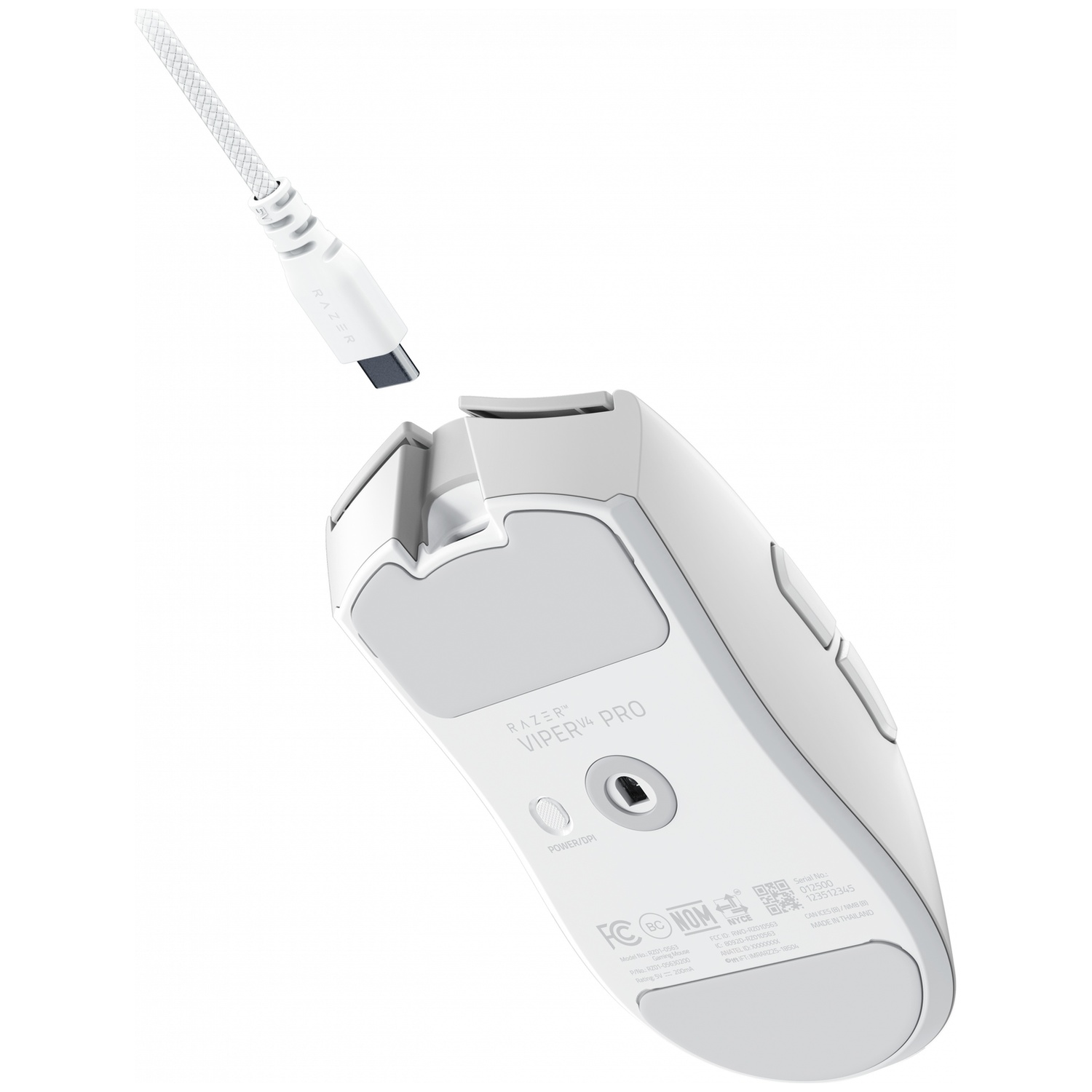 Onderkant van een witte Razer Viper V4 Pro gaming-muis met daarboven een zwevende USB-C-kabel.