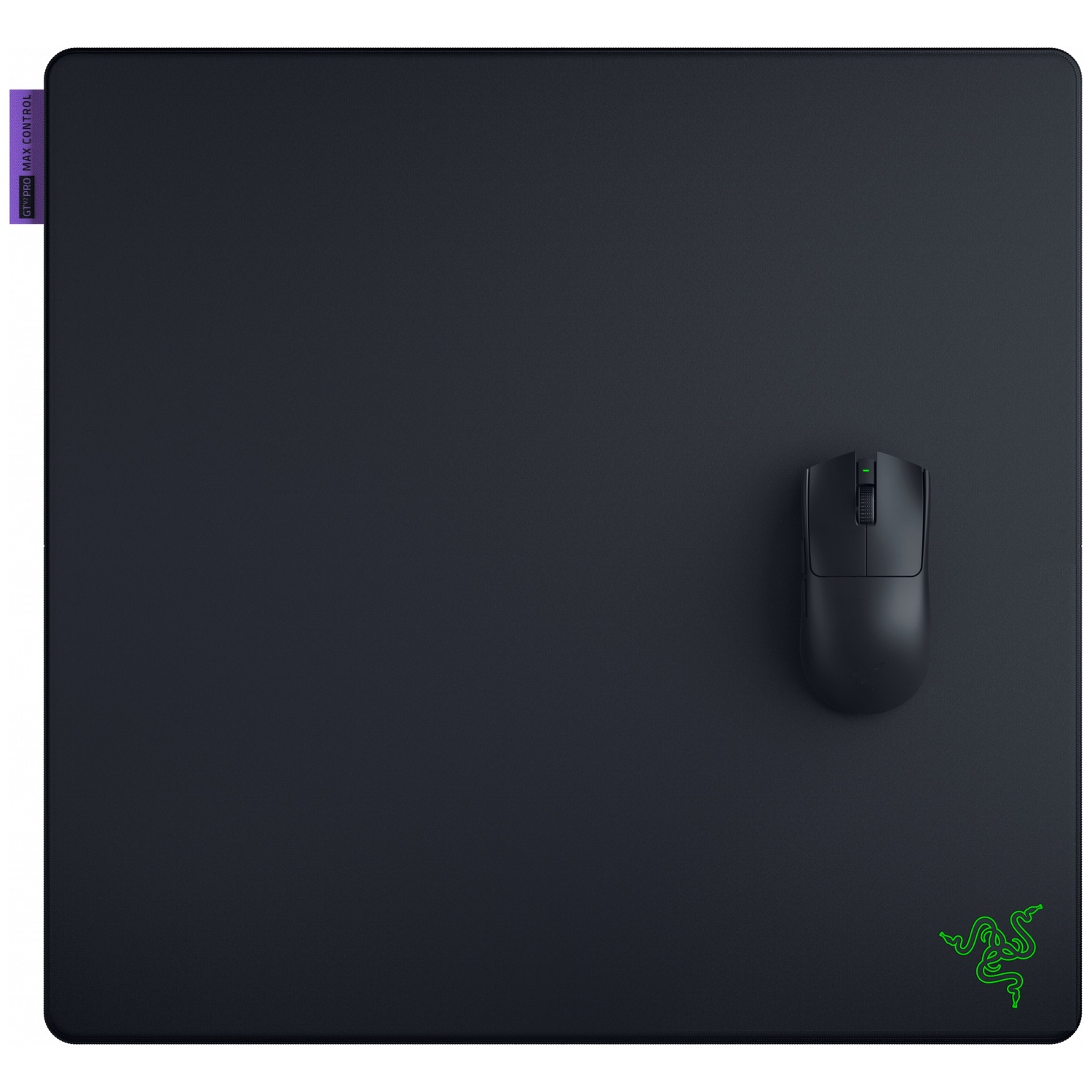 Een zwarte muismat met een zwarte muis erop en een groen logo in de rechterbenedenhoek.