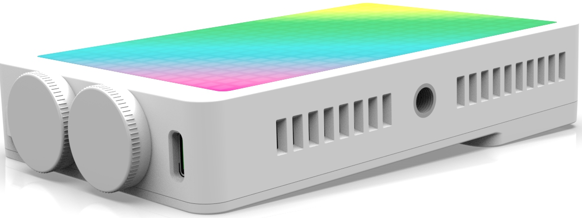Un appareil technique blanc avec deux boutons de commande, des ports et un écran LED coloré.