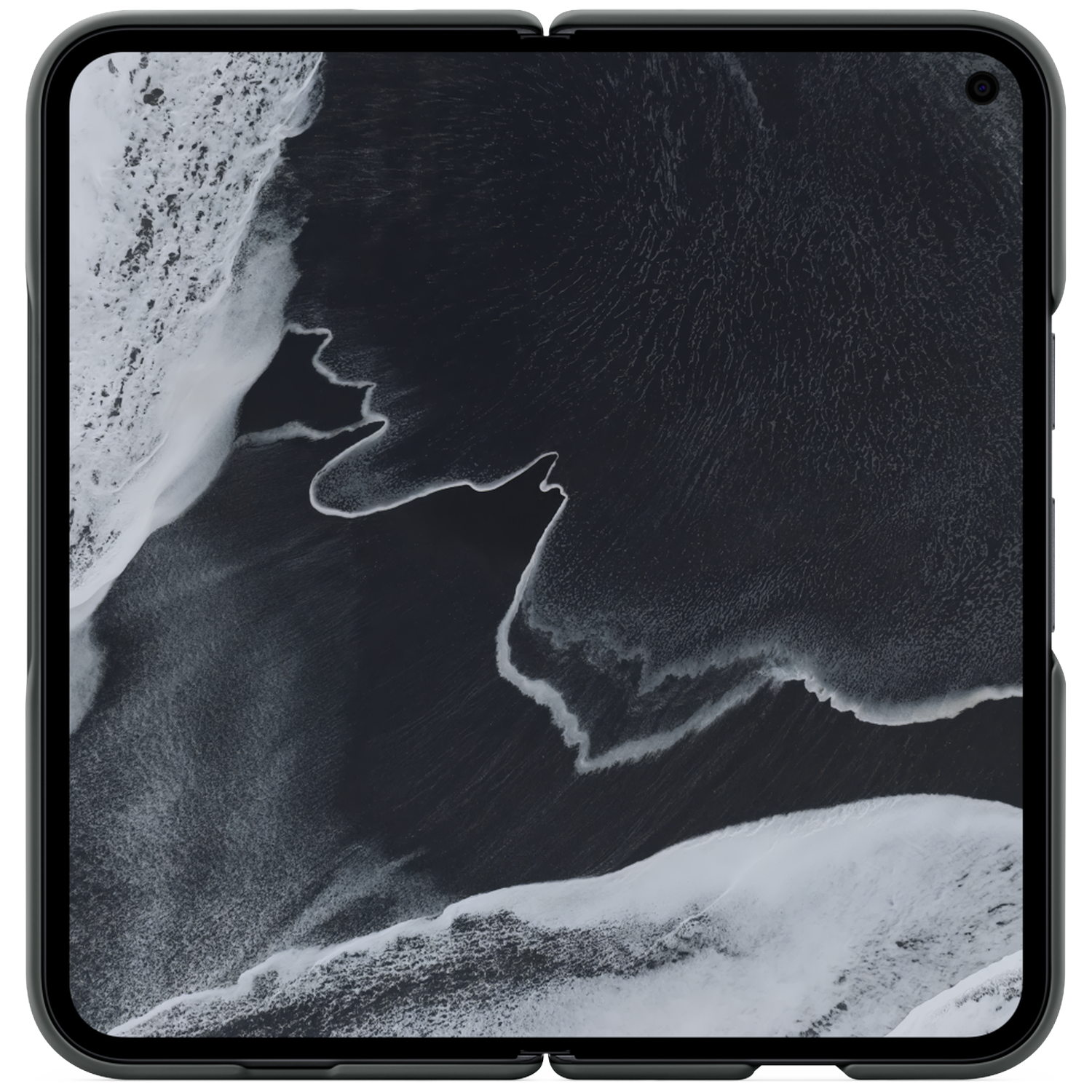 Dronezicht van wit zeeschuim op een zwart zandstrand.