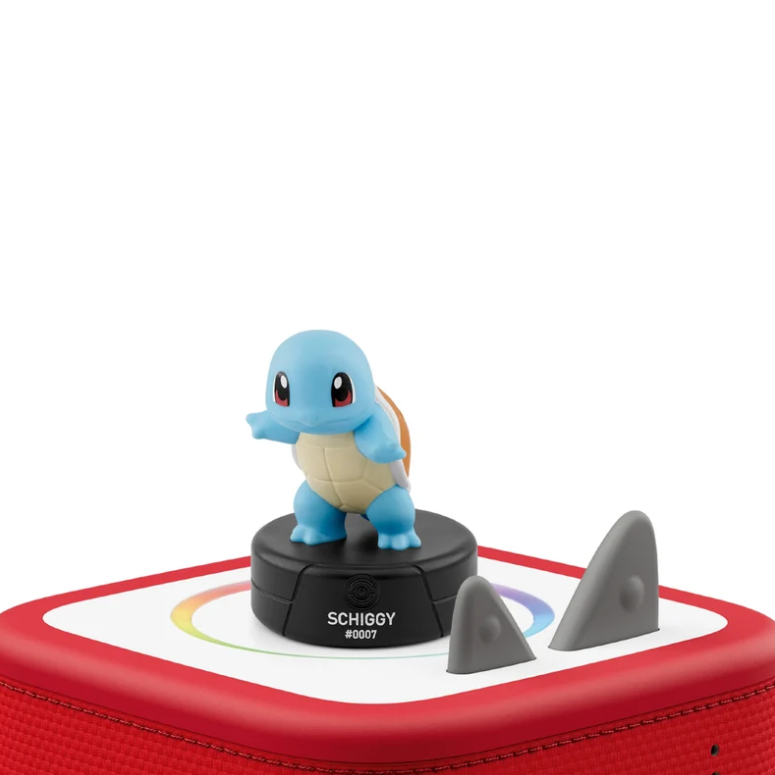 Eine Blaue Squirtle-Figur auf einem runden schwarzen Sockel auf einem roten Lautsprecher.