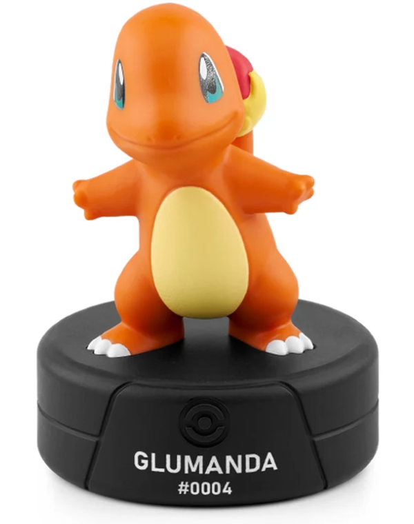 Eine Glumanda-Spielfigur aus Plastik steht auf einem schwarzen Sockel mit weißer Aufschrift vor weißem Hintergrund.