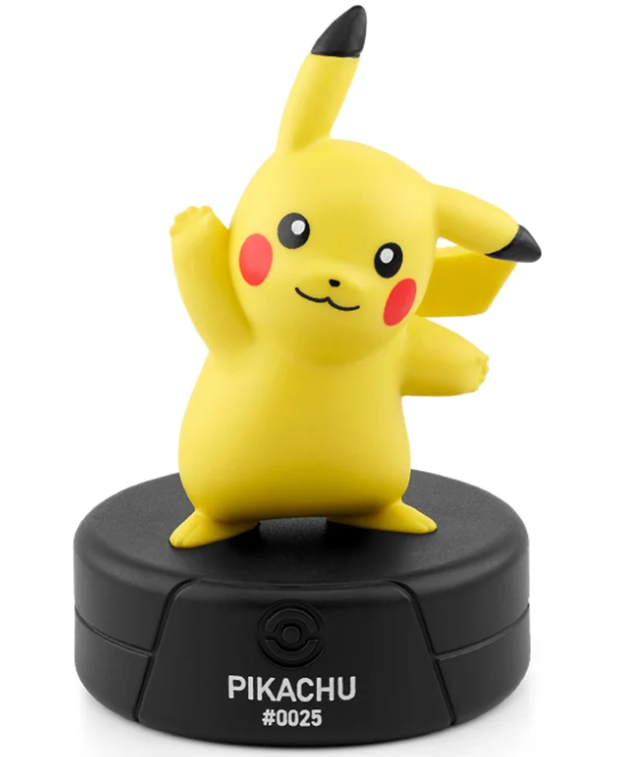 Gelbe Pikachu-Figur auf einem runden schwarzen Sockel mit Aufschrift.
