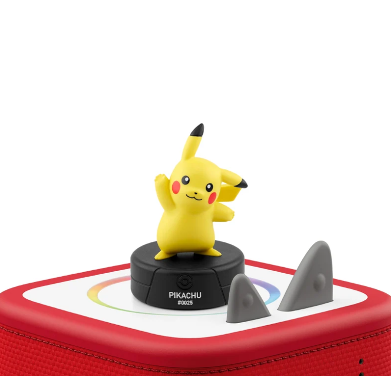 Eine gelbe Pikachu-Figur steht auf einem schwarzen Sockel auf einem rot-weißen Gerät.